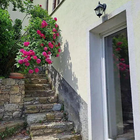La Casa Gialla, Con Splendido Terrazzo Hébergement de vacances Borgio Verezzi