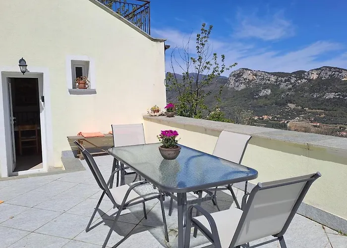 La Casa Gialla, Con Splendido Terrazzo Vakantiehuis Borgio Verezzi